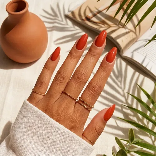 Inspiration pose simple terracotta sur ongles amande longs